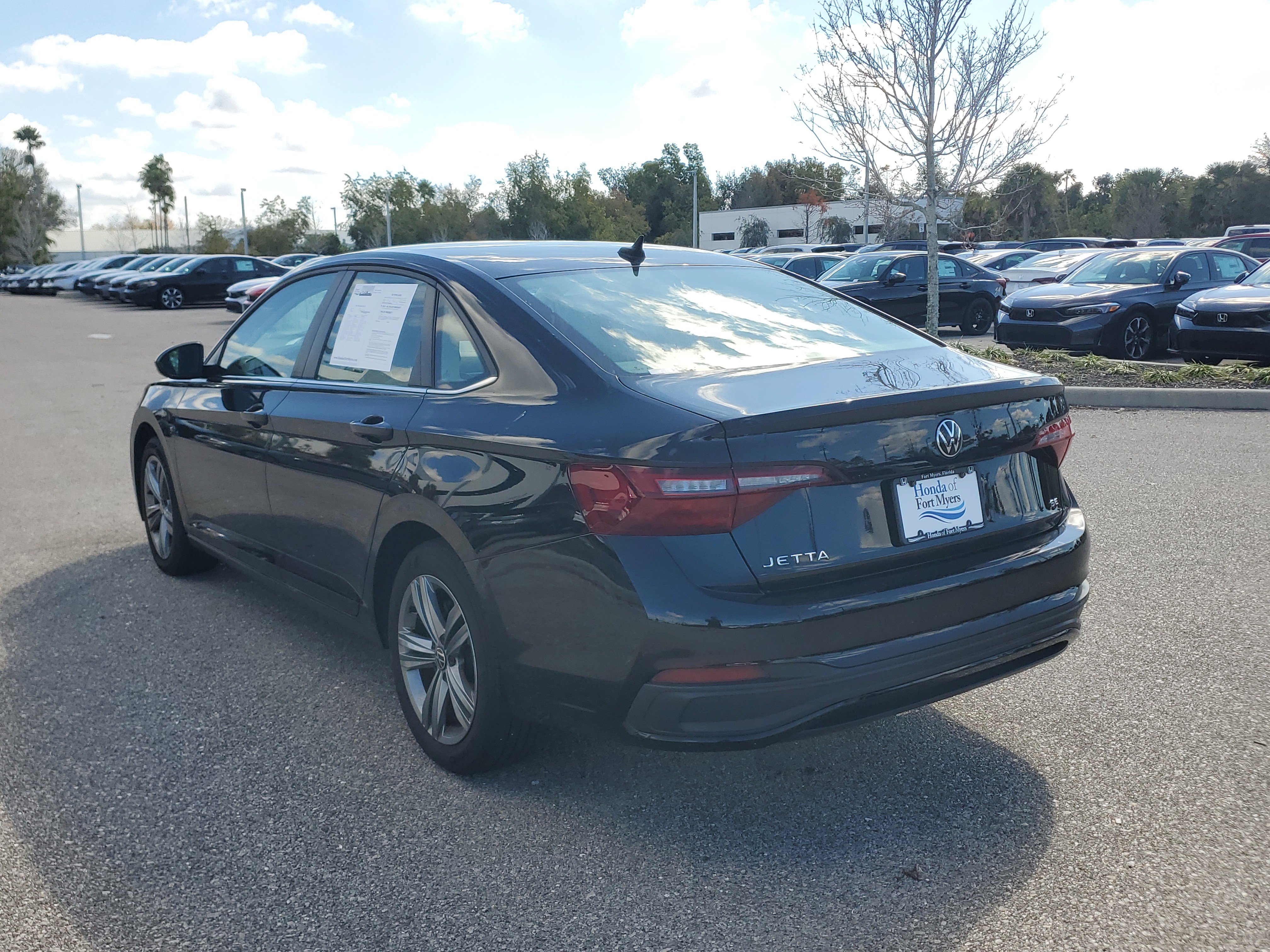 Used 2024 Volkswagen Jetta SE image 4