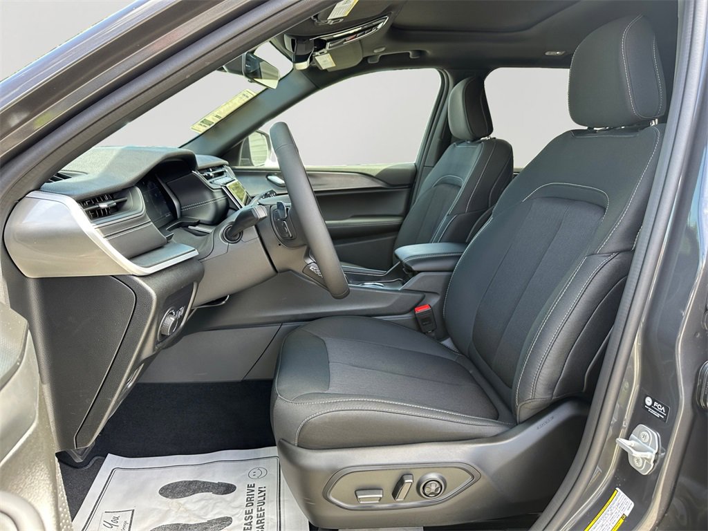 New 2025 Jeep Grand Cherokee Laredo w/ Trailer Tow Package image 24