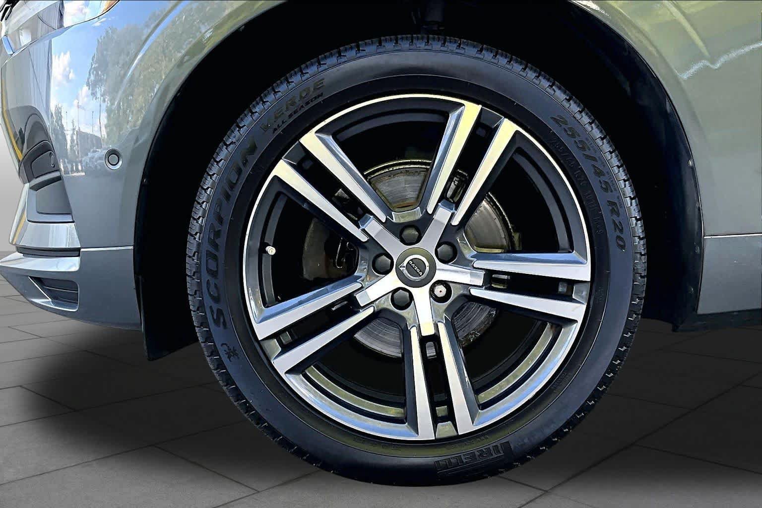 Used 2019 Volvo XC60 T5 Momentum w/ Multimedia Package AWD/4WD image 10