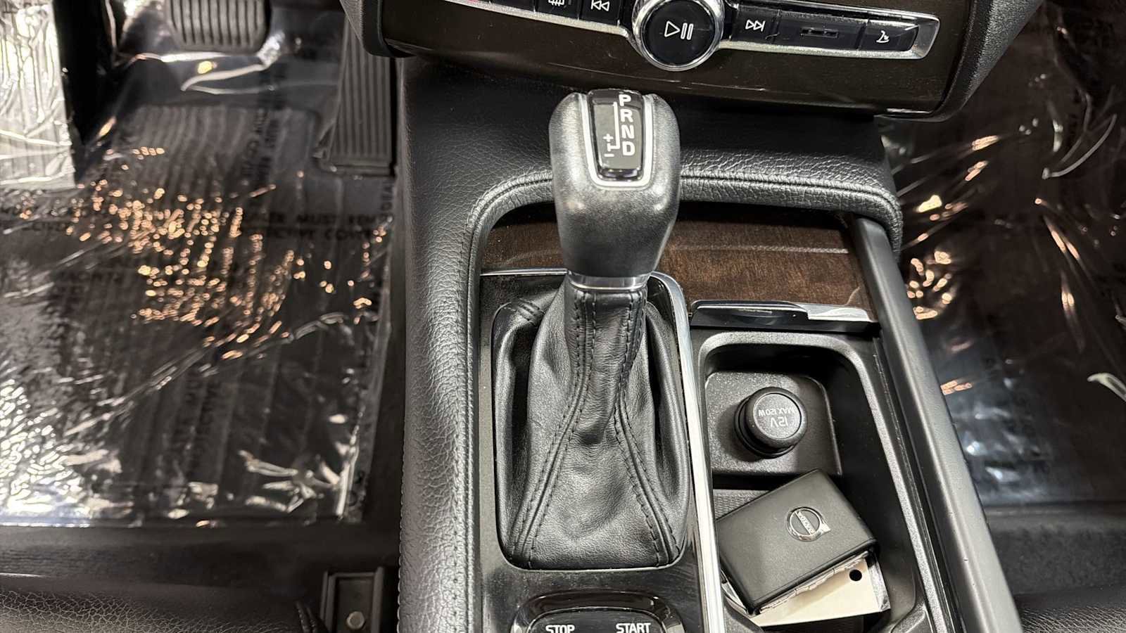 Used 2017 Volvo XC90 T6 Momentum w/ Vision Package image 22