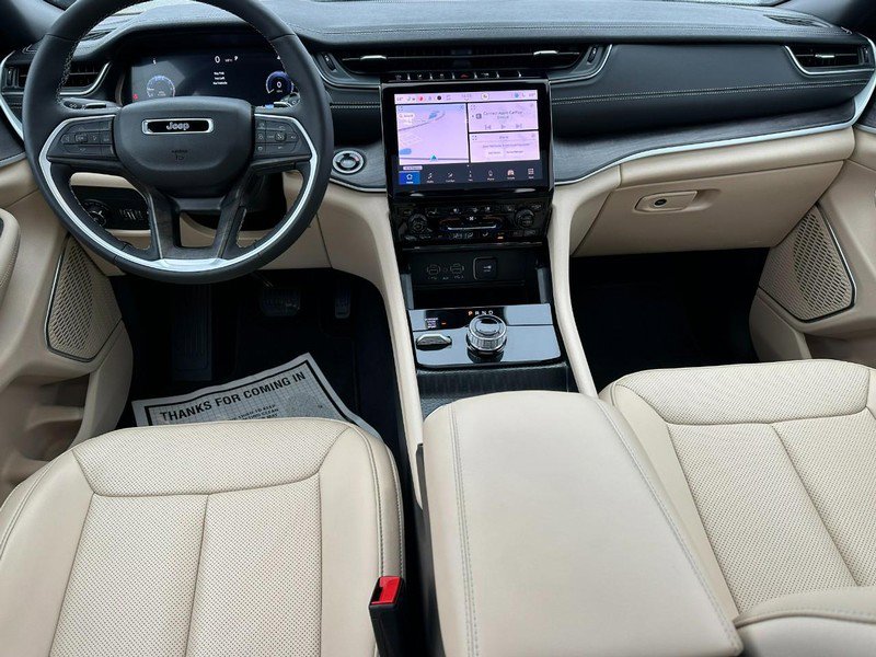 Used 2025 Jeep Grand Cherokee Limited w/ Luxury Tech Group II image 12
