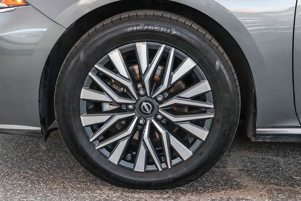 Used 2024 Nissan Altima 2.5 SV FWD image 12