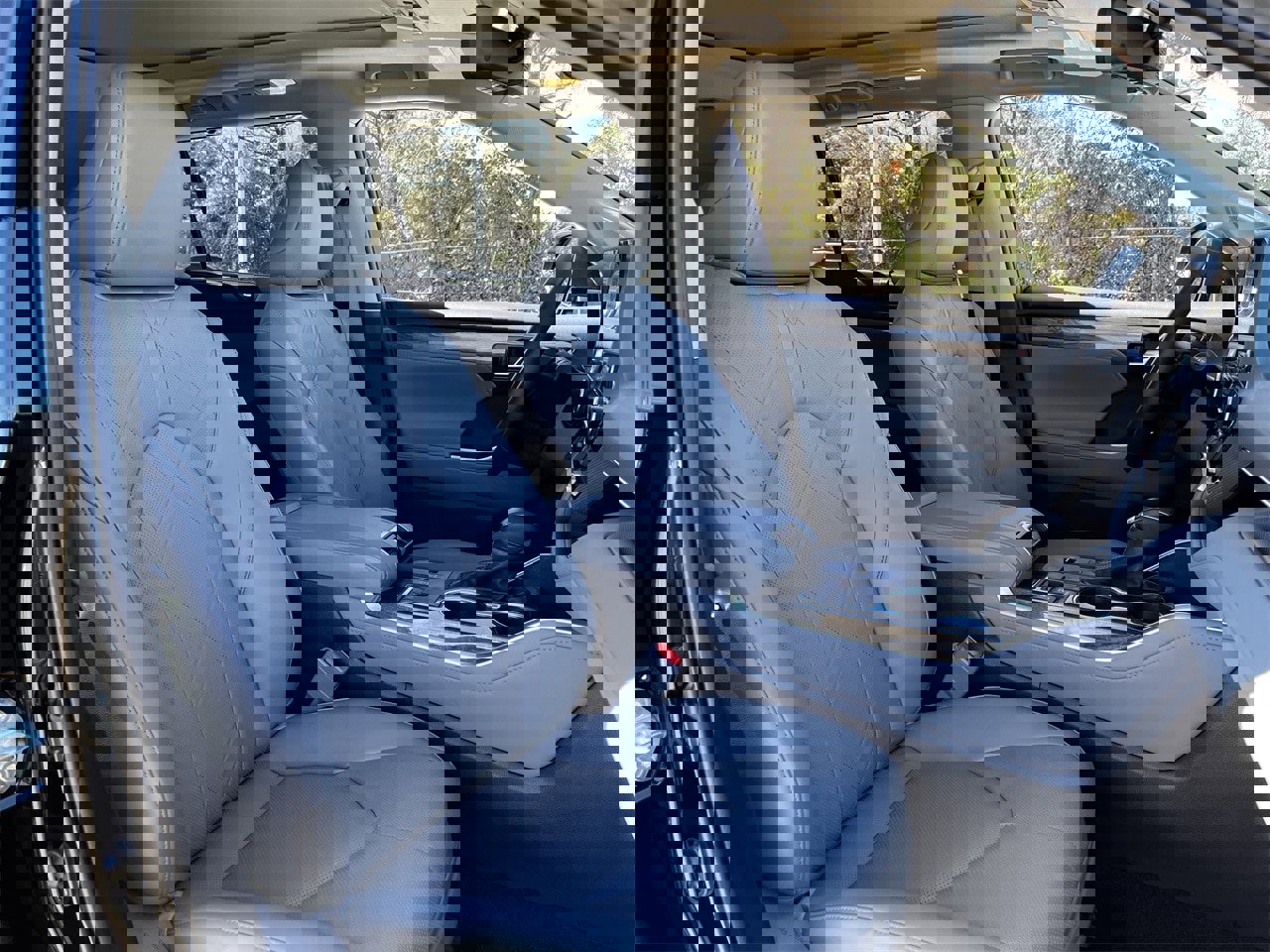 Used 2025 Toyota Highlander Platinum image 25