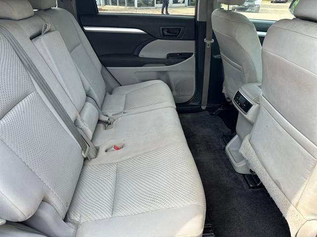 Used 2015 Toyota Highlander LE image 26