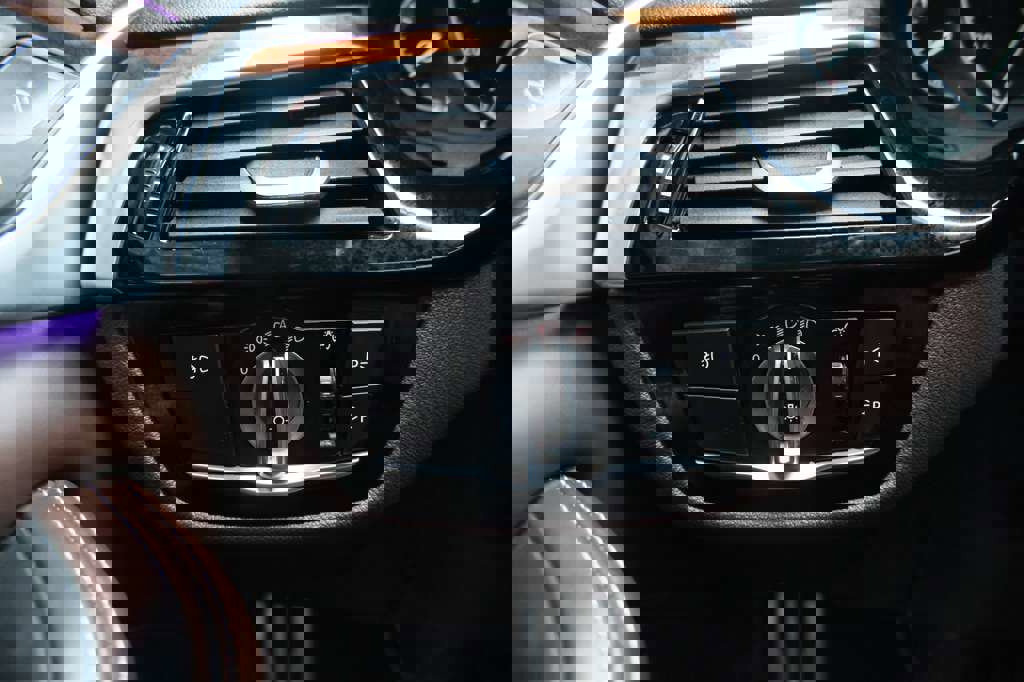 Used 2019 BMW 540i xDrive w/ M Sport Package image 39