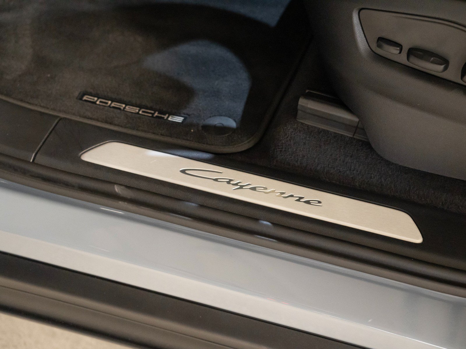 Certified 2026 Porsche Cayenne AWD/4WD image 12