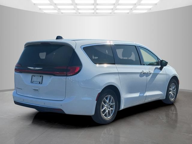 Certified 2024 Chrysler Pacifica Touring-L FWD image 7