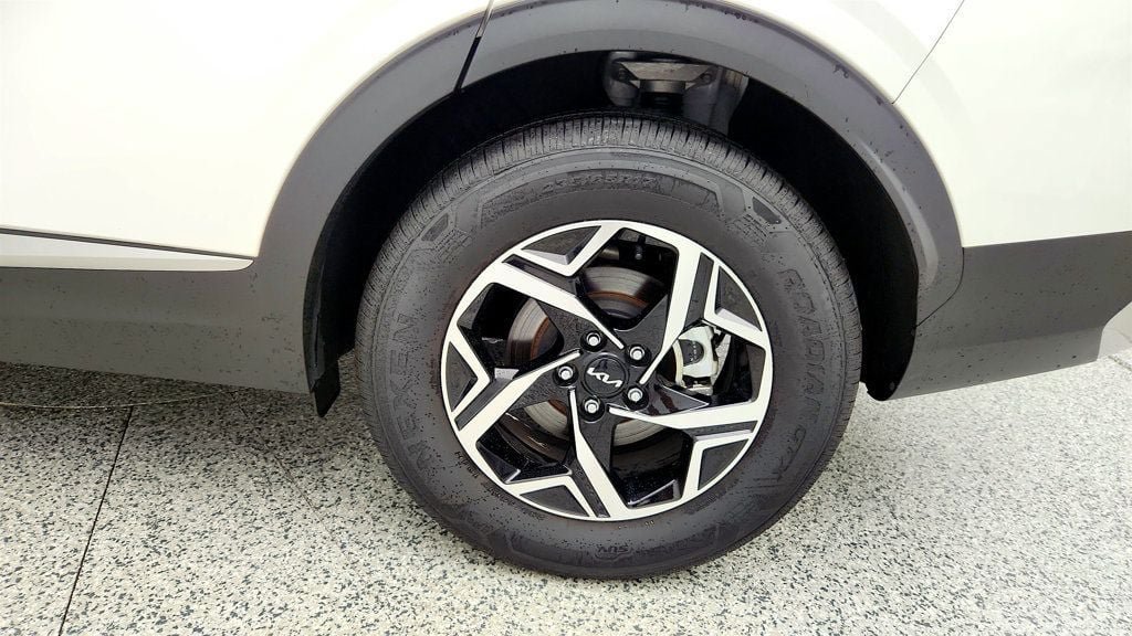 Used 2025 Kia Sportage LX FWD image 9