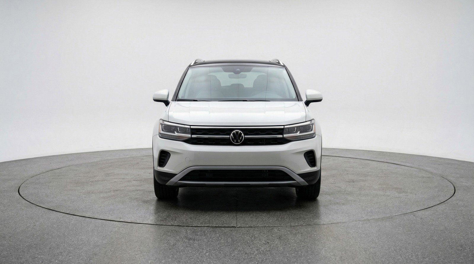 Used 2025 Volkswagen Taos SE image 2