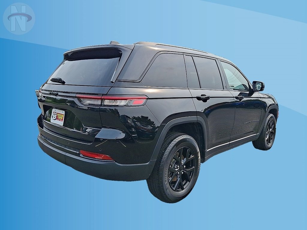 Used 2025 Jeep Grand Cherokee Altitude AWD/4WD image 12