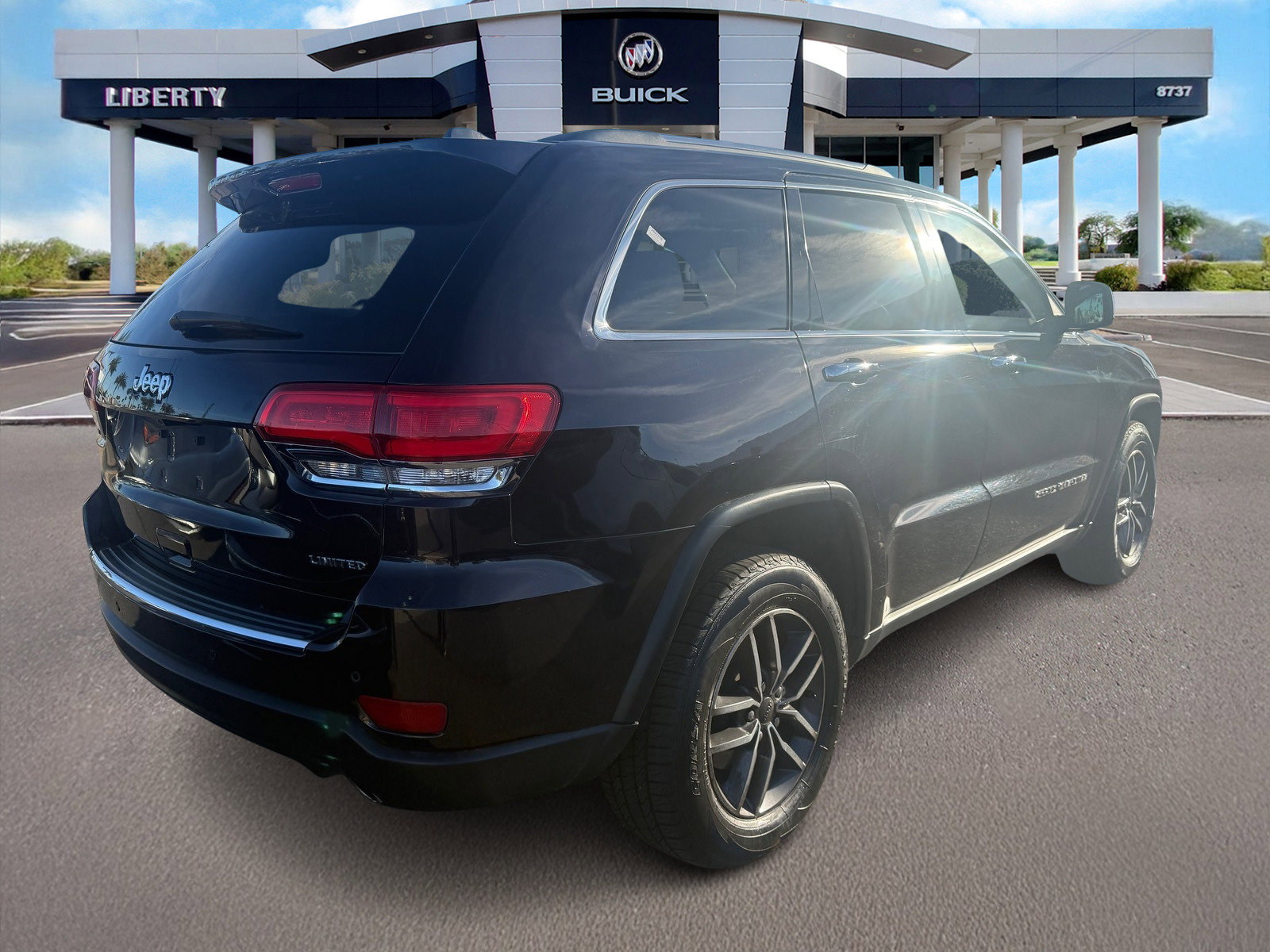 Used 2019 Jeep Grand Cherokee Limited w/ Luxury Group II image 2