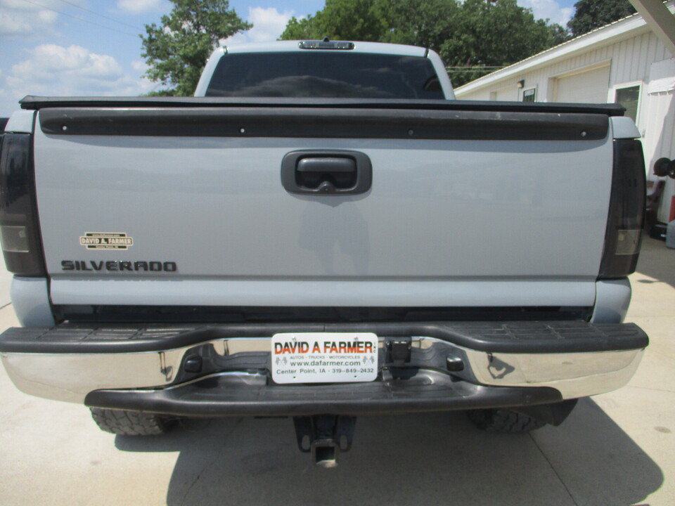 Used 2005 Chevrolet Silverado 2500 LS w/ Heavy-Duty Power Package AWD/4WD image 5