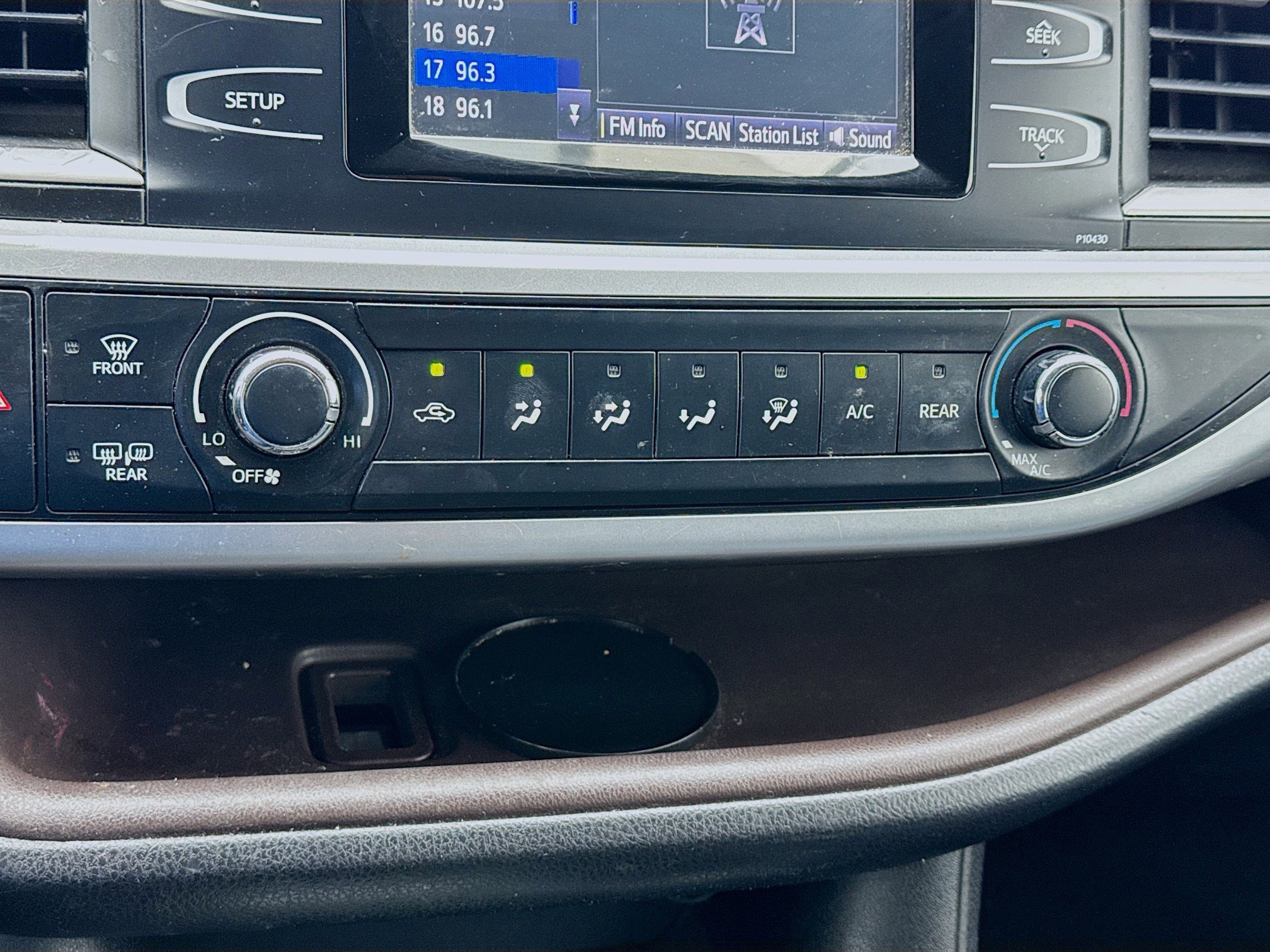 Used 2015 Toyota Highlander LE image 12