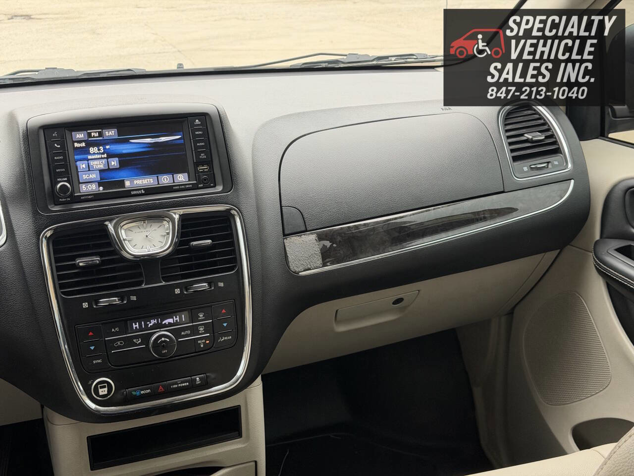 Used 2016 Chrysler Town & Country Touring FWD image 39