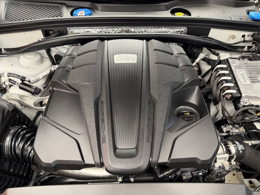 Certified 2024 Porsche Macan S AWD/4WD image 19