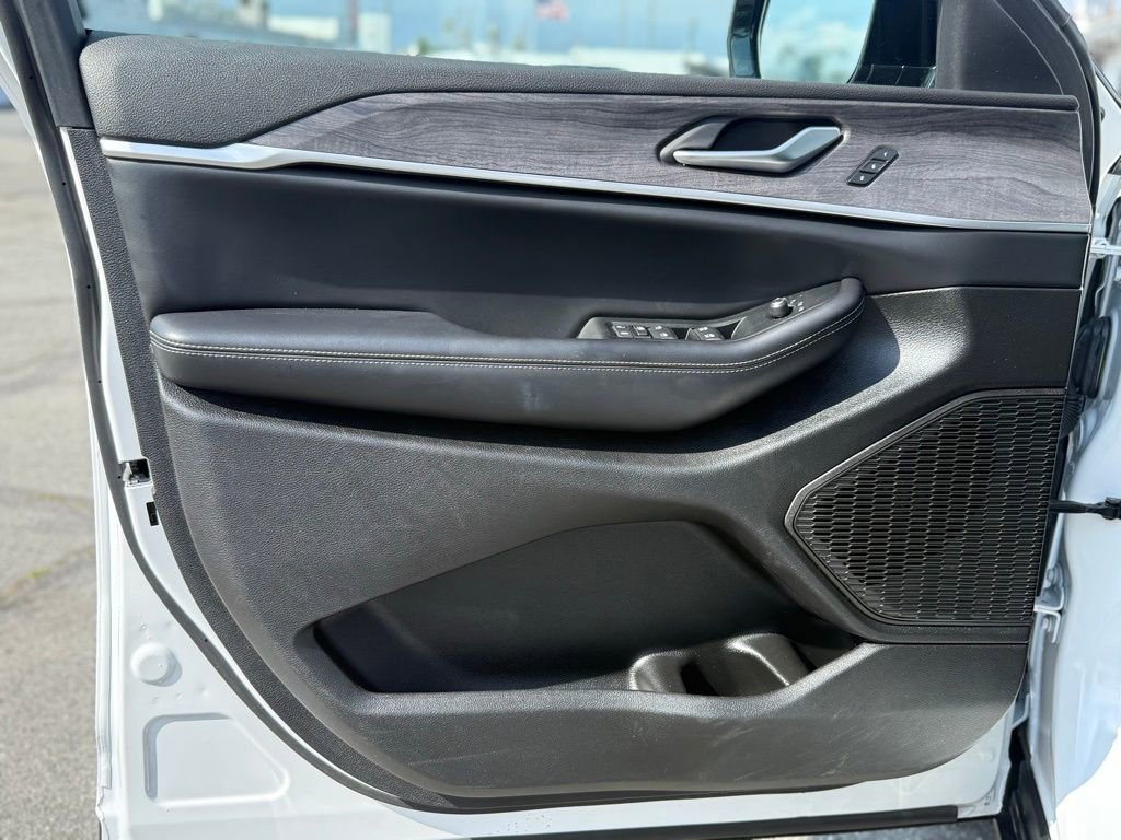 Certified 2024 Jeep Grand Cherokee Limited image 16