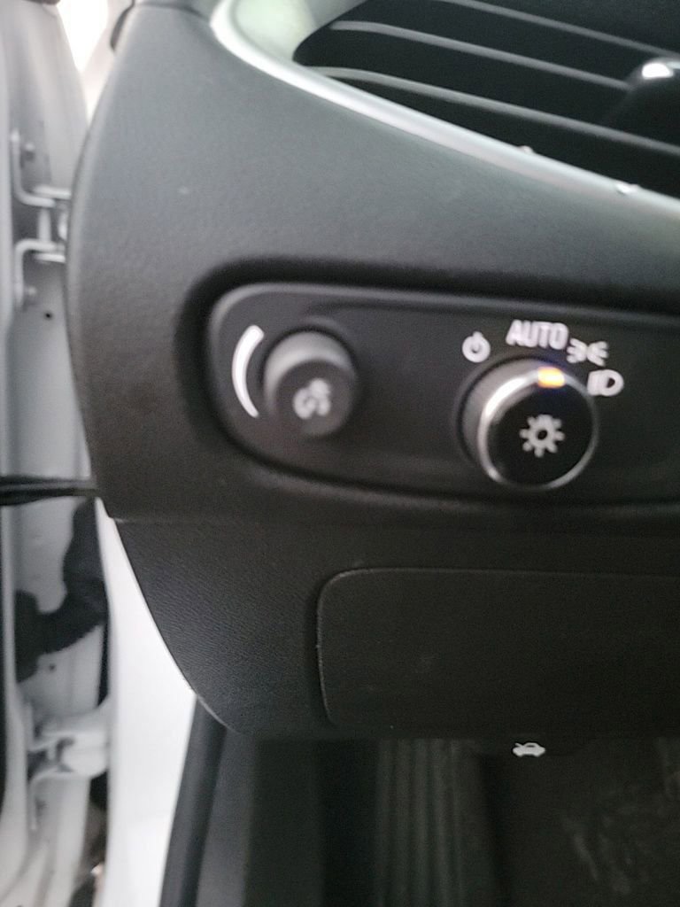 Used 2023 Chevrolet Malibu LT image 34