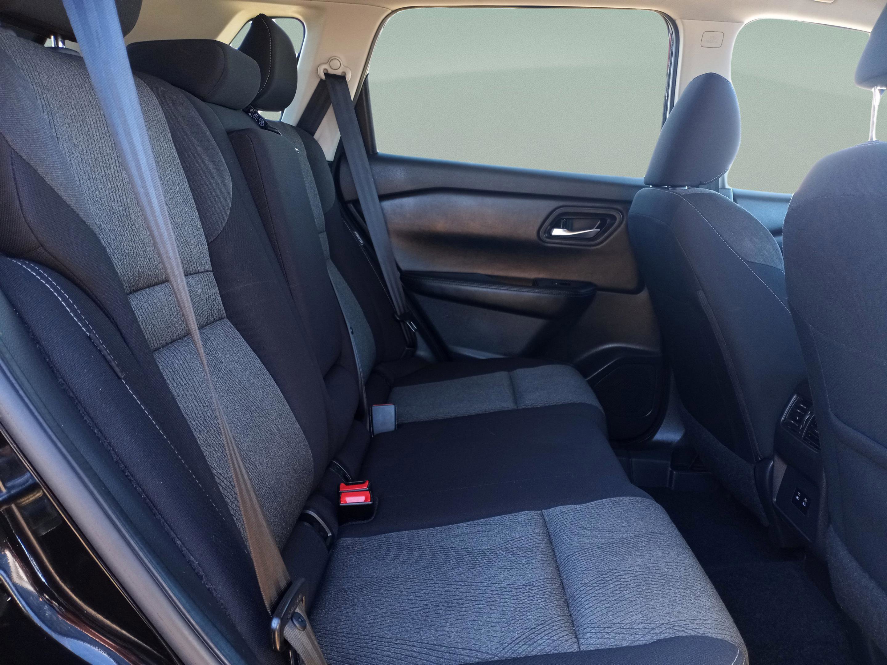 Used 2024 Nissan Rogue SV image 27