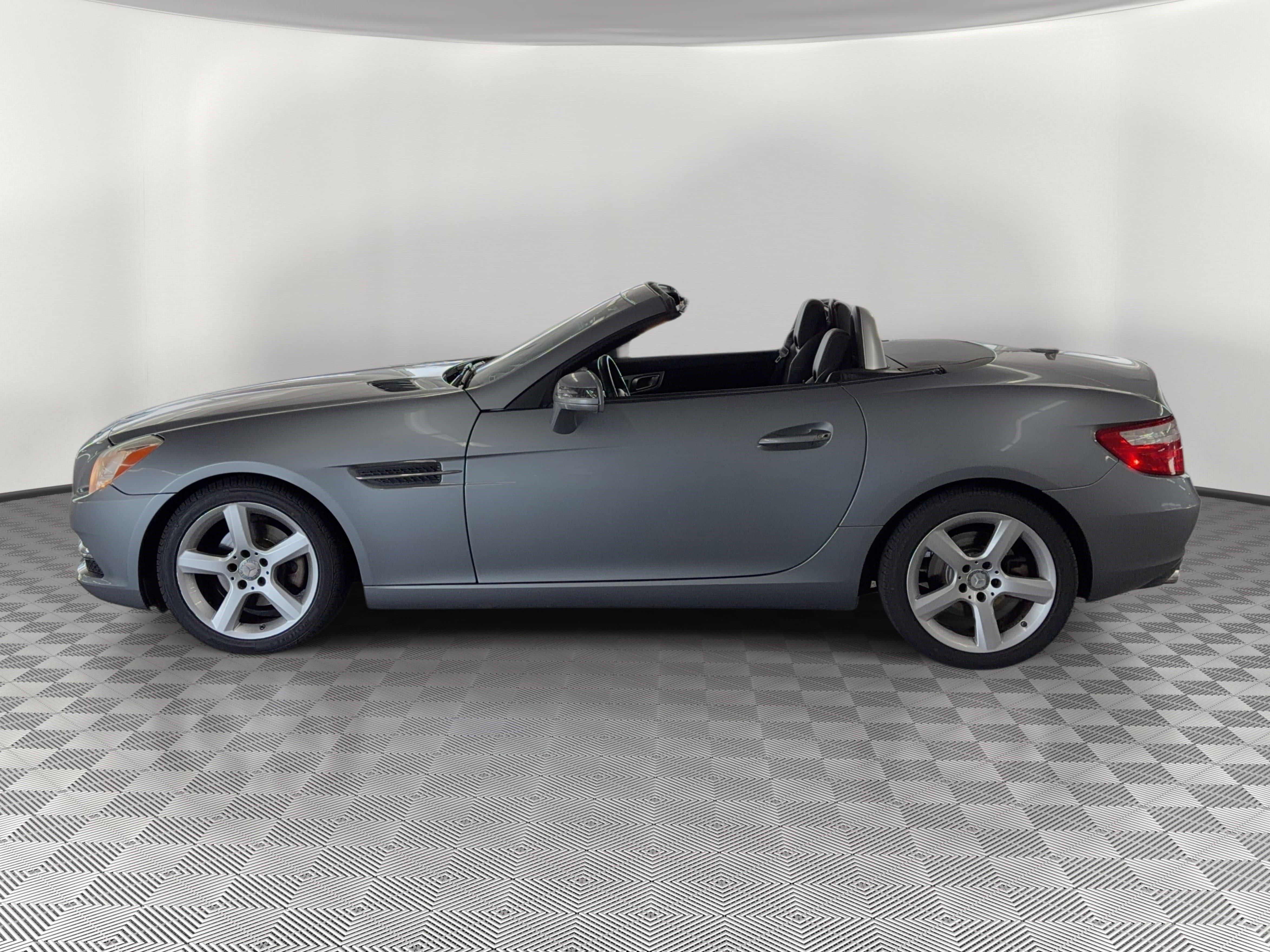 Used 2015 Mercedes-Benz SLK 250 image 2