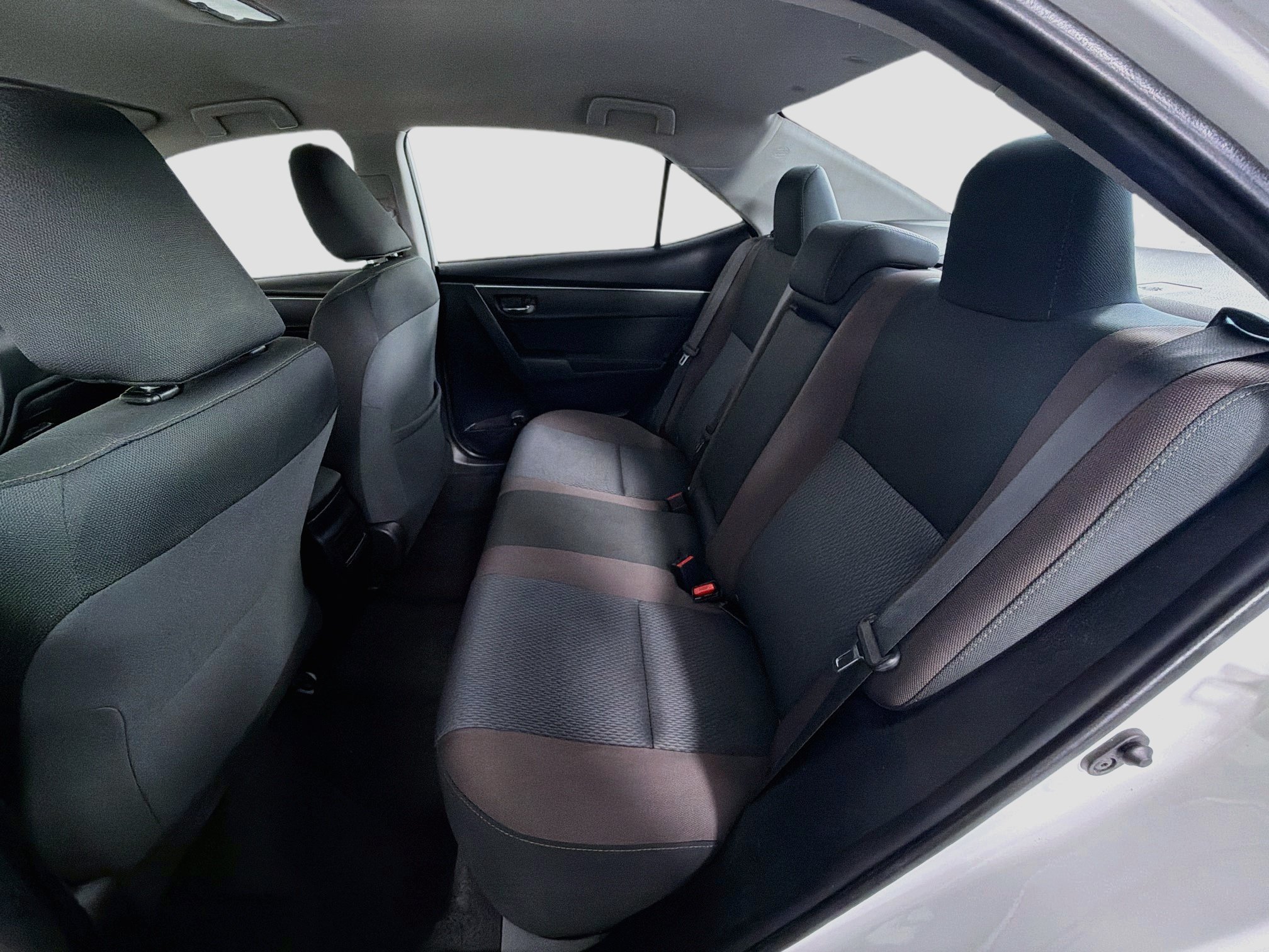 Used 2018 Toyota Corolla LE FWD image 26