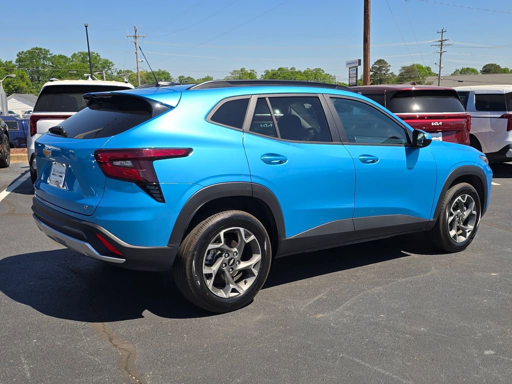 Used 2025 Chevrolet Trax LT FWD image 3
