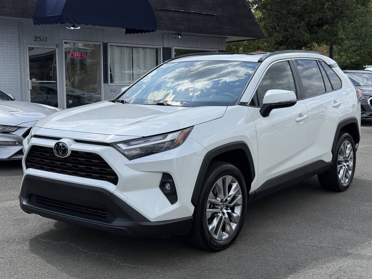 Used 2022 Toyota RAV4 XLE Premium FWD image 4