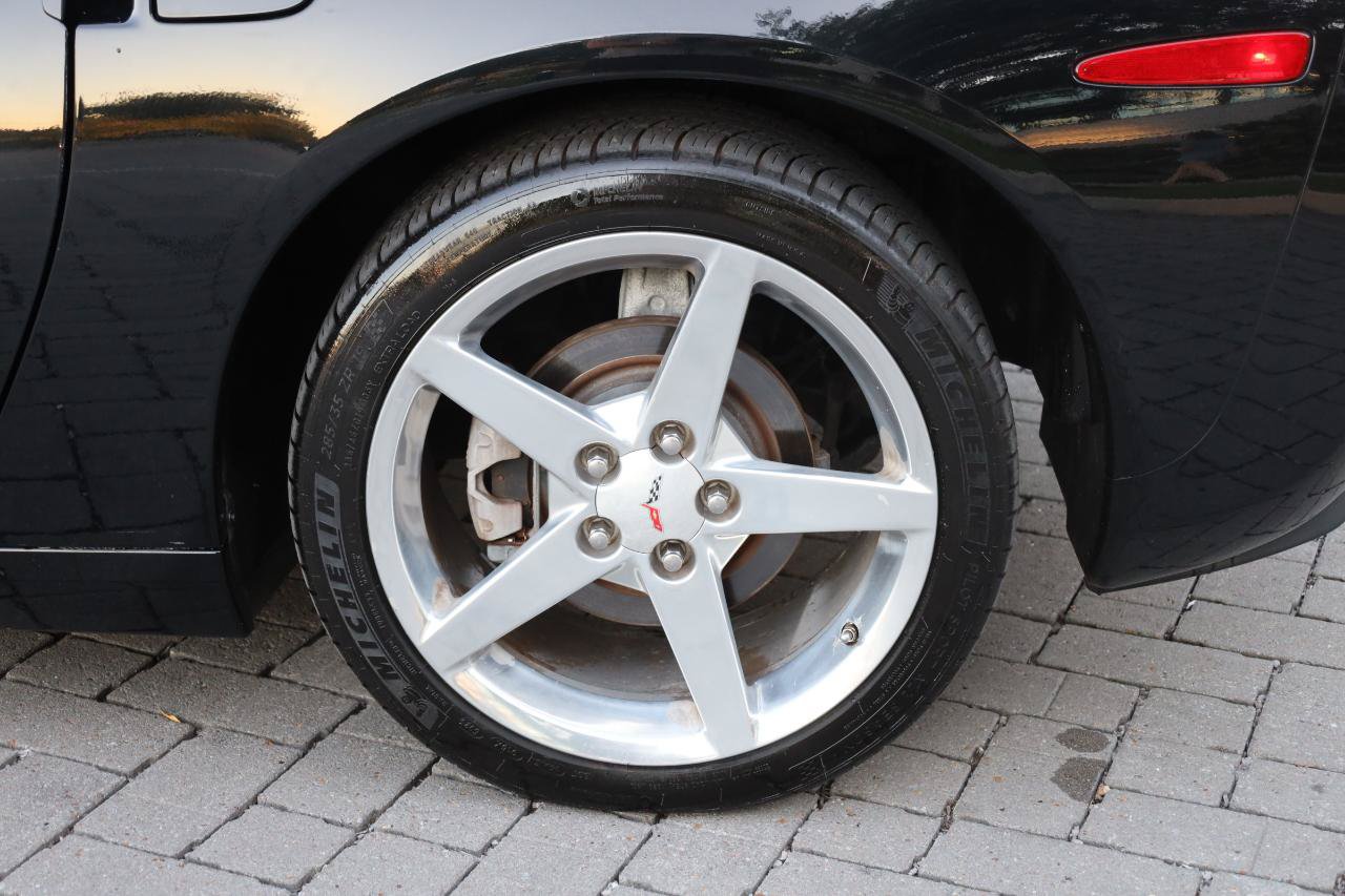 Used 2005 Chevrolet Corvette Coupe w/ Preferred Equipment Group RWD image 28