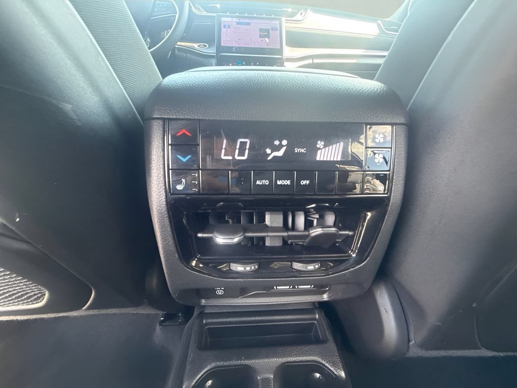Used 2025 Jeep Grand Cherokee L Limited w/ Luxury Tech Group II AWD/4WD image 12