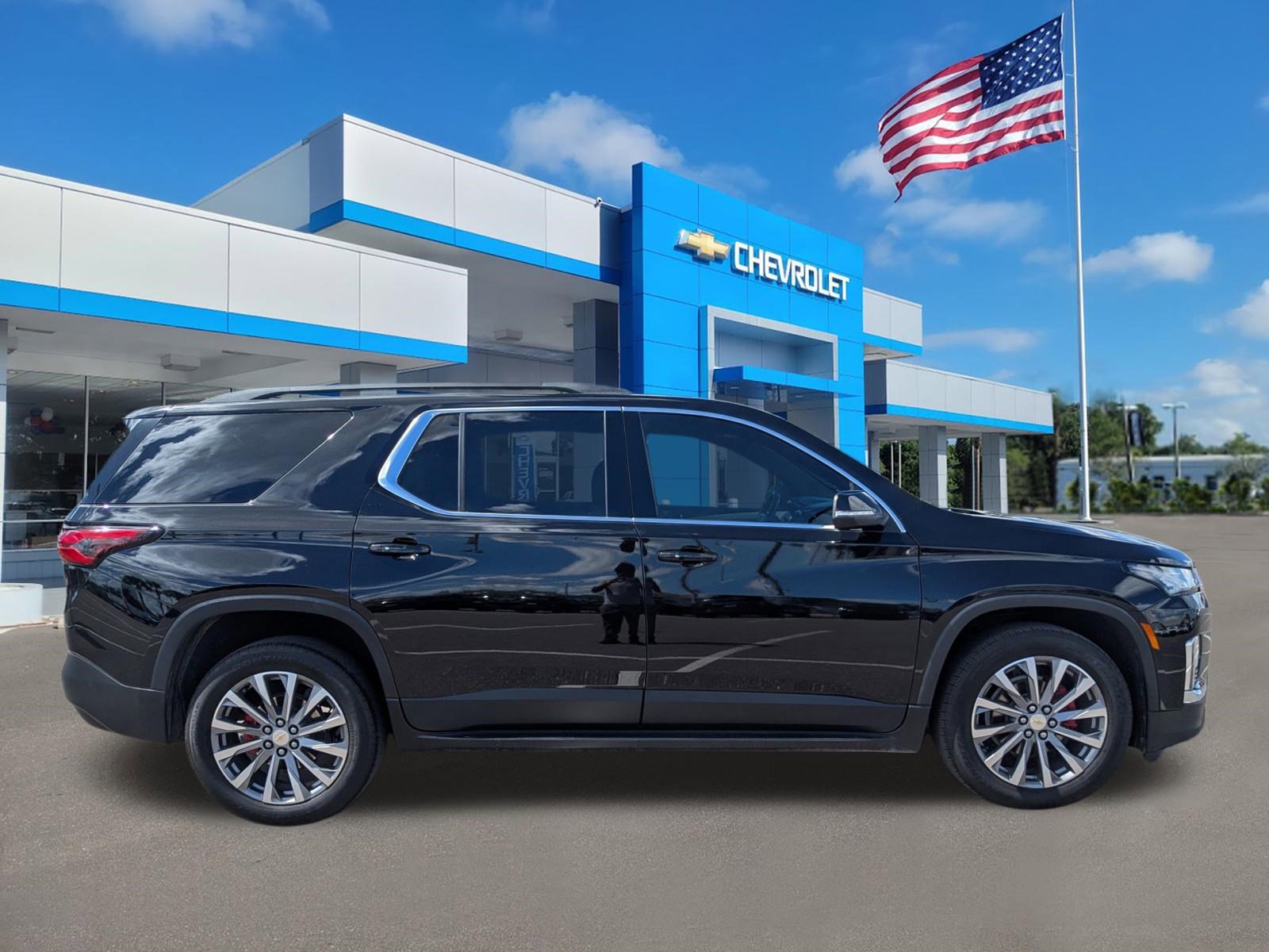 Used 2023 Chevrolet Traverse LT image 3