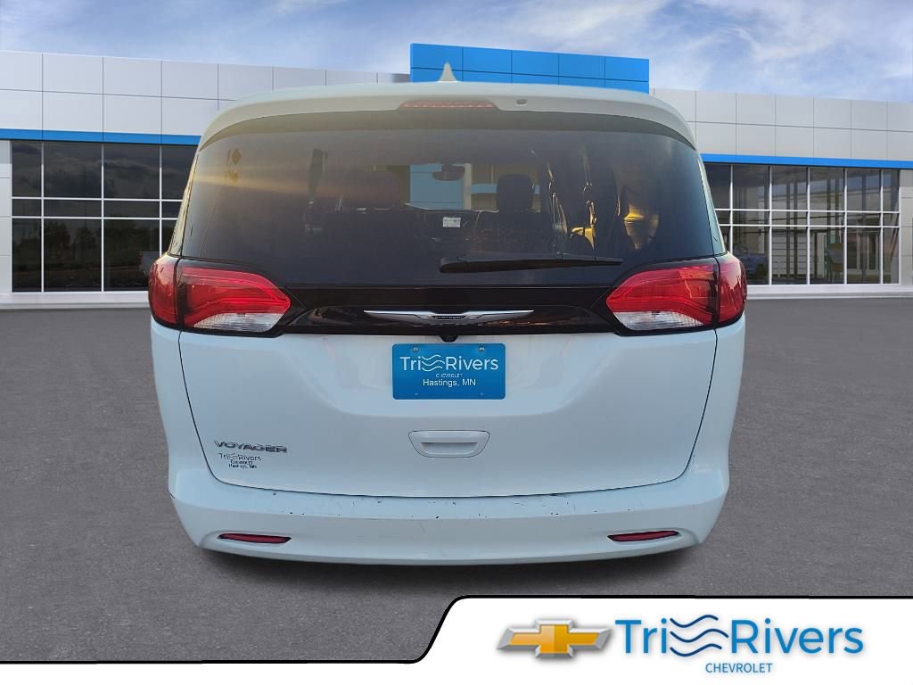 Used 2023 Chrysler Voyager LX image 4