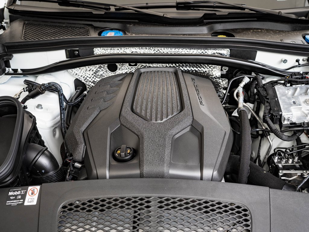 Certified 2025 Porsche Macan image 36