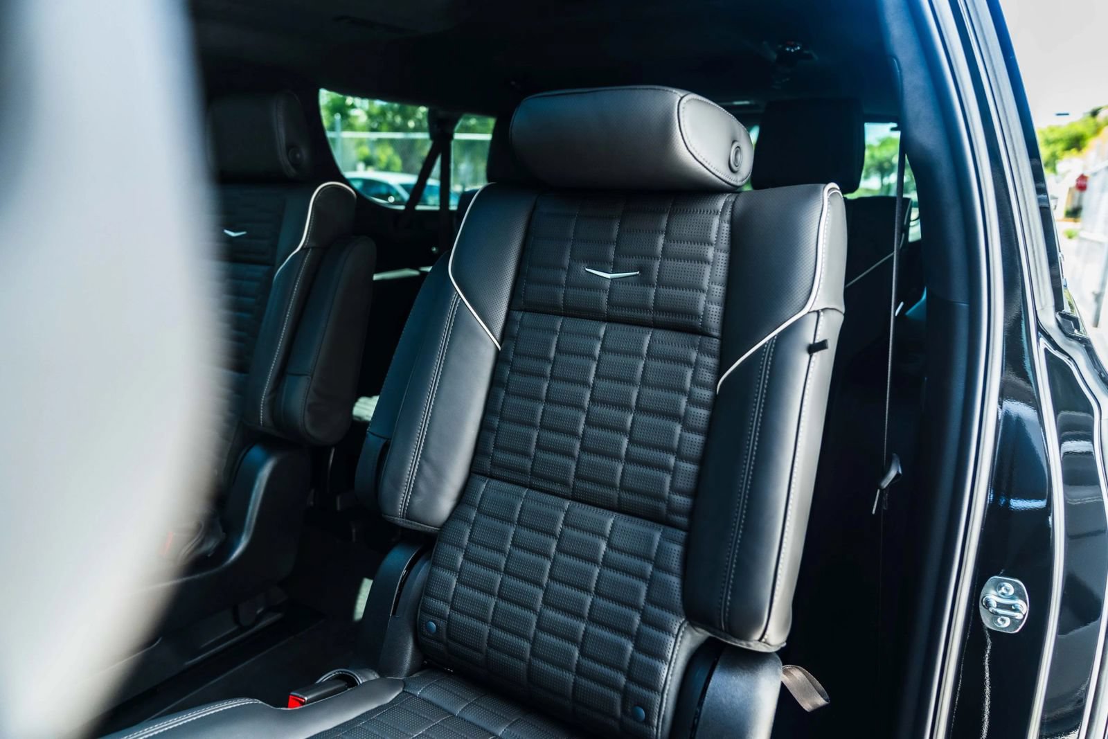Used 2026 Cadillac Escalade ESV V w/ LPO, ONYX Package AWD/4WD image 19