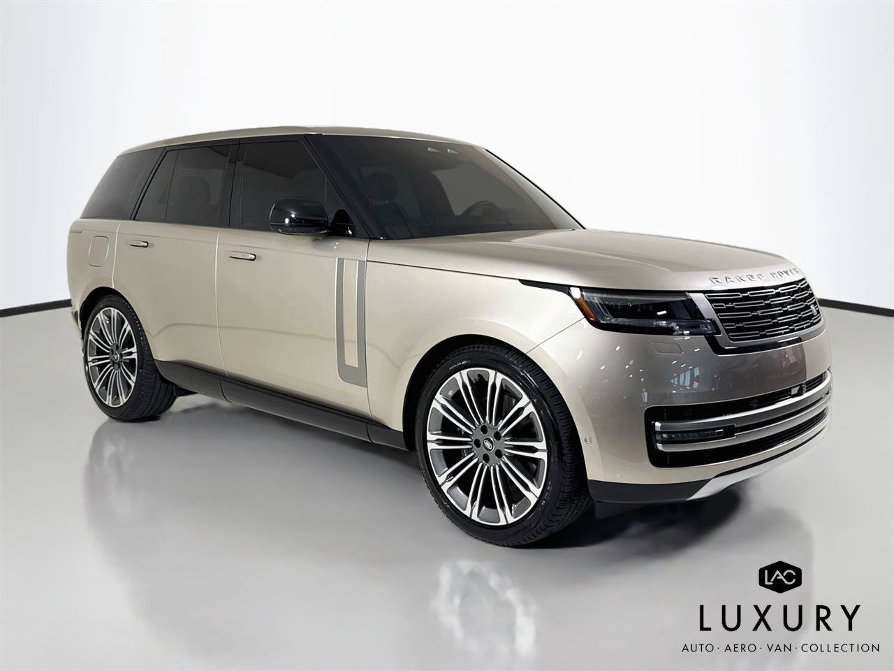 Used 2024 Land Rover Range Rover SE AWD/4WD image 3