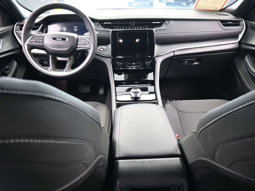 Used 2025 Jeep Grand Cherokee Laredo image 38