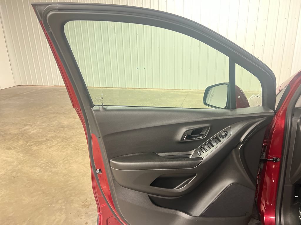 Used 2022 Chevrolet Trax LT w/ LT Convenience Package AWD/4WD image 15
