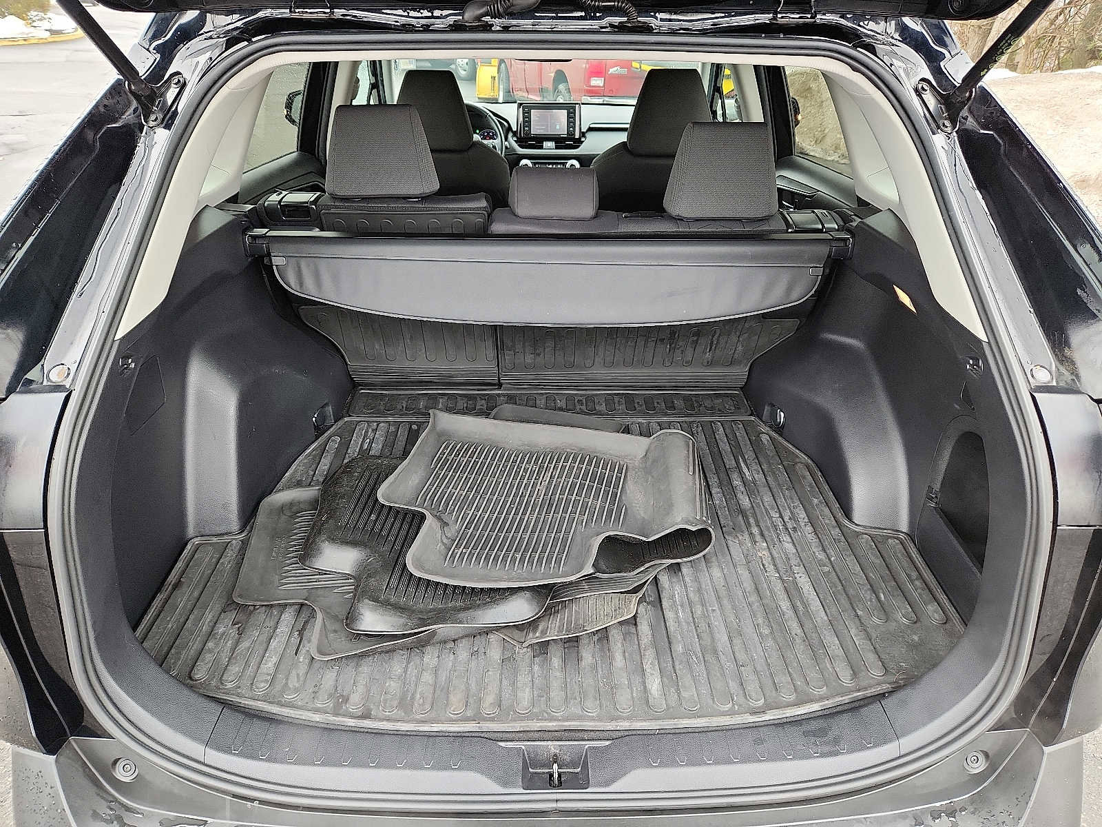 Used 2021 Toyota RAV4 XLE w/ XLE Grade Weather Package image 28