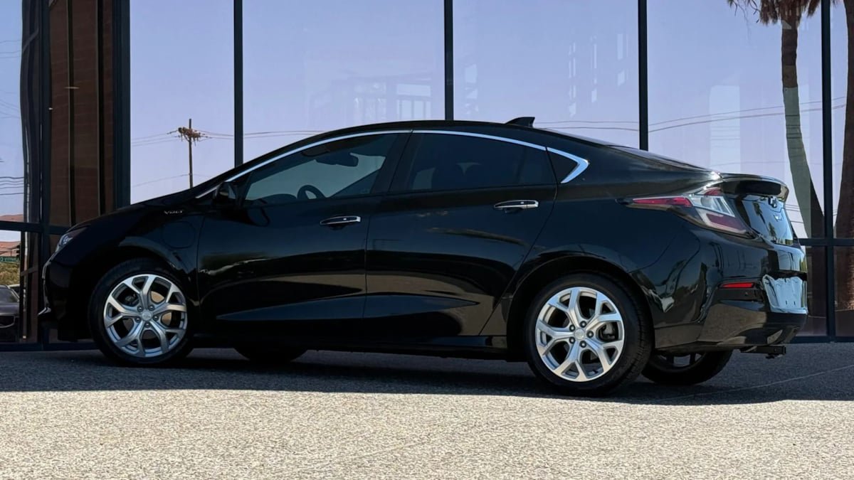 Used 2018 Chevrolet Volt Premier w/ Driver Confidence Package FWD image 6