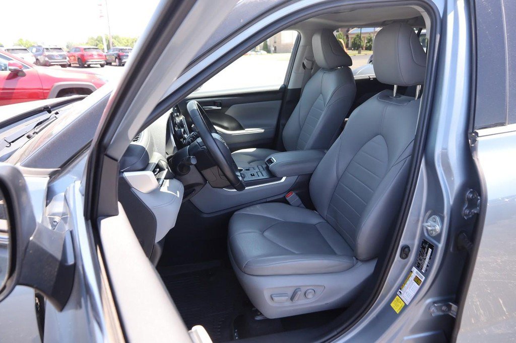Used 2022 Toyota Highlander XLE AWD/4WD image 10
