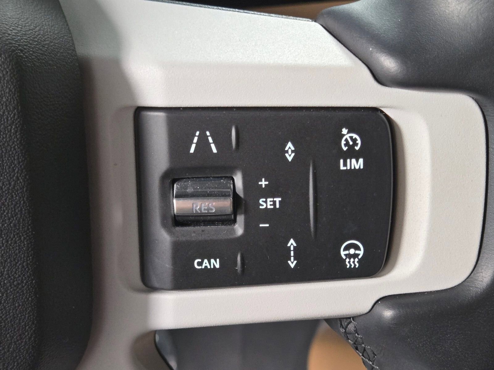 Used 2025 Land Rover Defender 110 X-Dynamic SE image 26