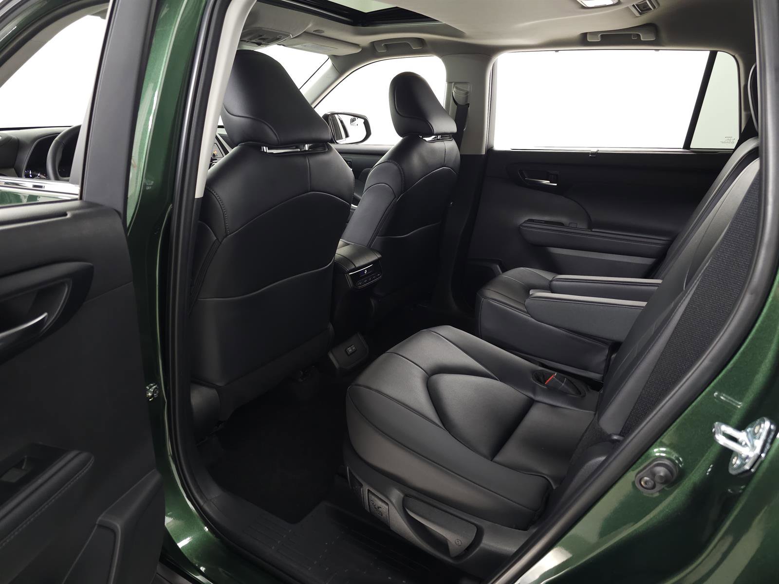 Used 2025 Toyota Highlander XLE AWD/4WD image 30