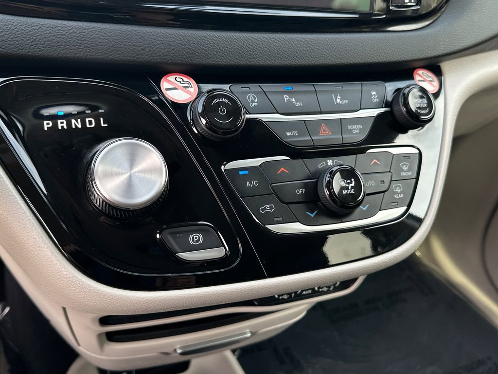 Used 2023 Chrysler Pacifica Touring-L image 29