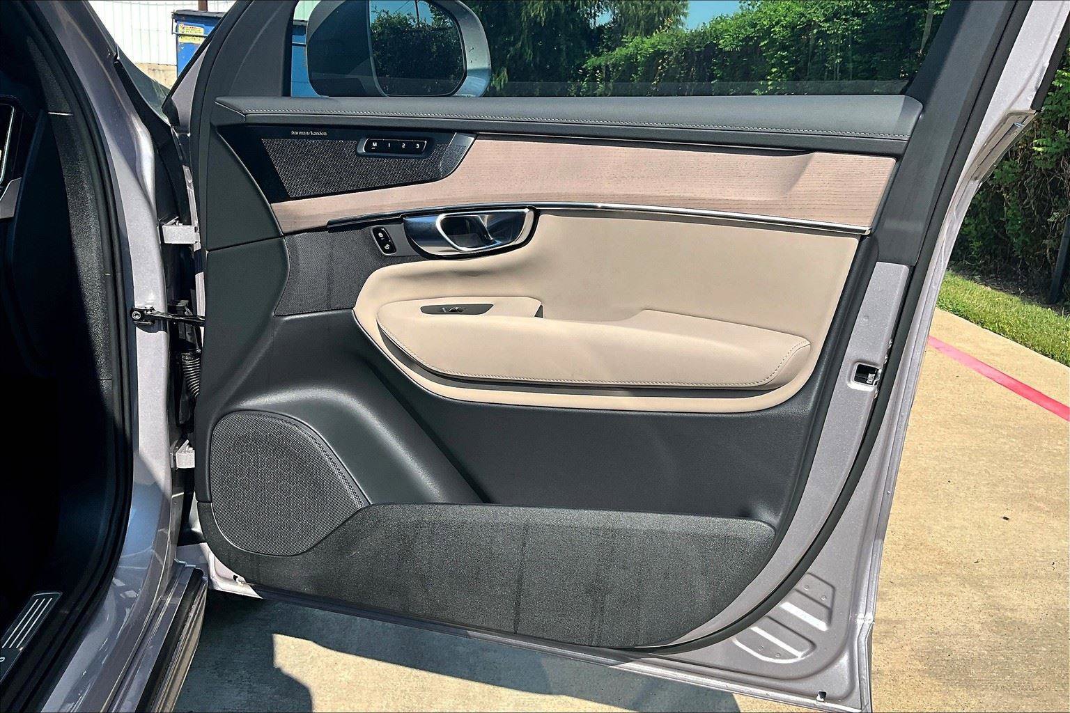 New 2026 Volvo XC90 B6 Ultra image 13