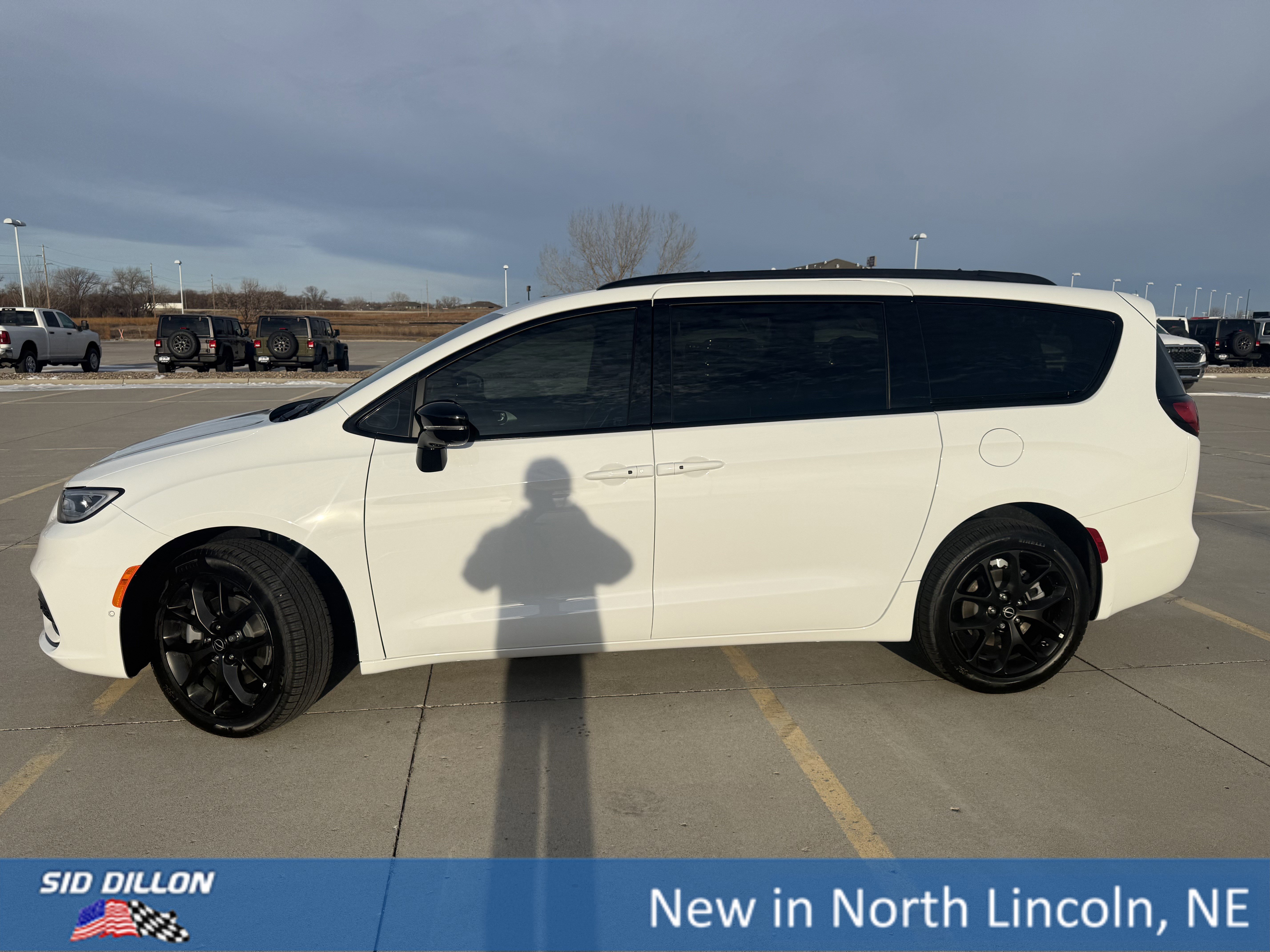 New 2026 Chrysler Pacifica Limited w/ S Appearance Package image 2