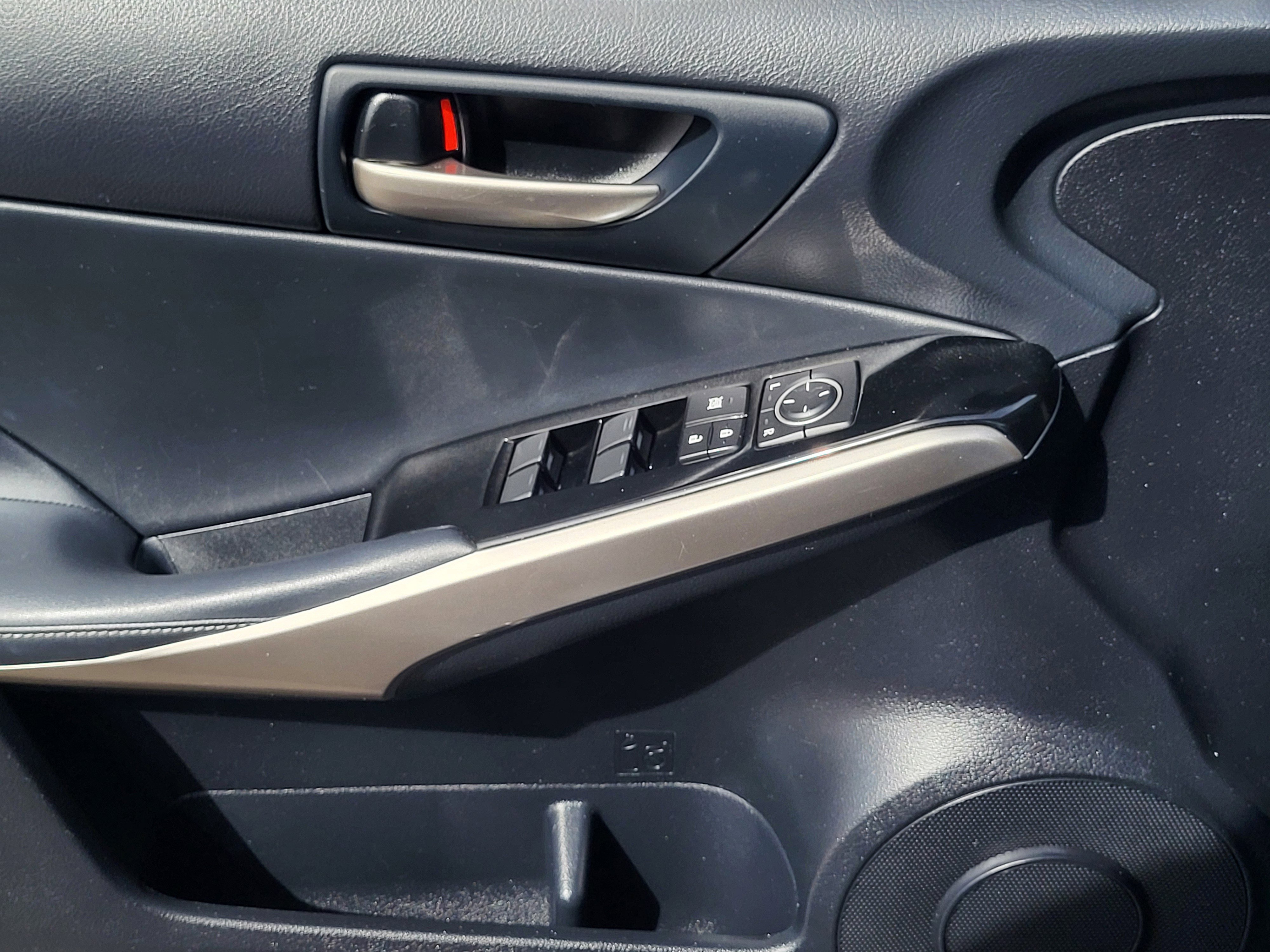 Used 2017 Lexus IS 300 AWD image 8