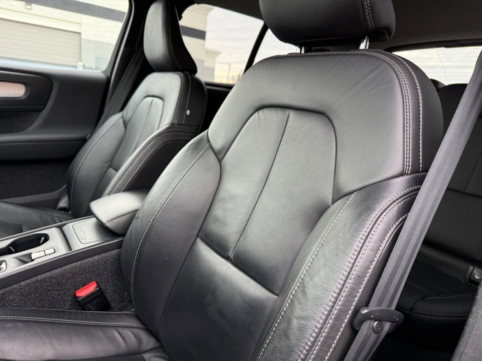 Used 2022 Volvo XC40 T5 Momentum image 15