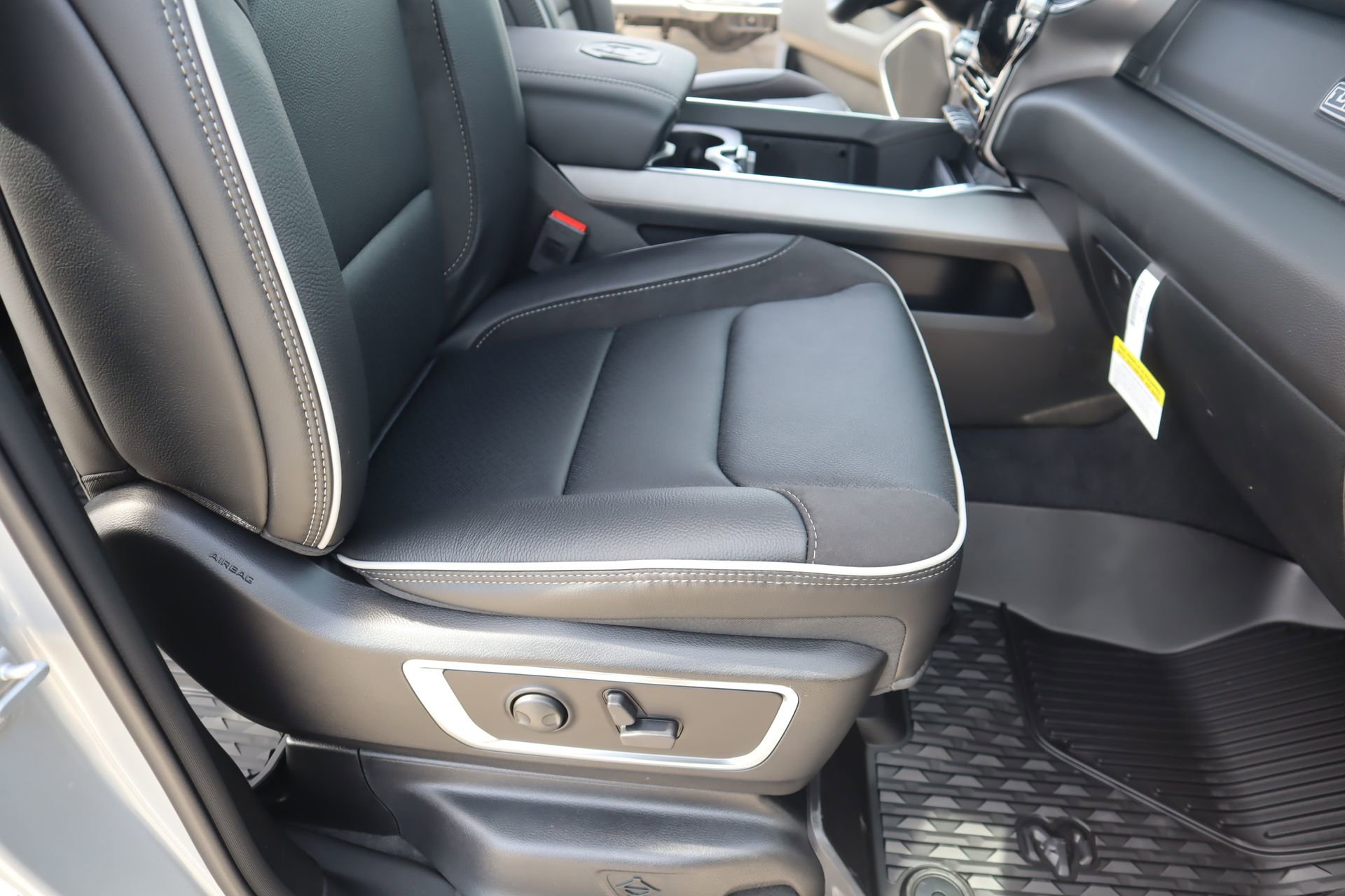 New 2026 RAM 1500 Laramie AWD/4WD image 14