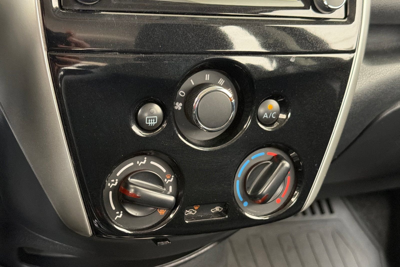 Used 2016 Nissan Versa Note FWD image 22