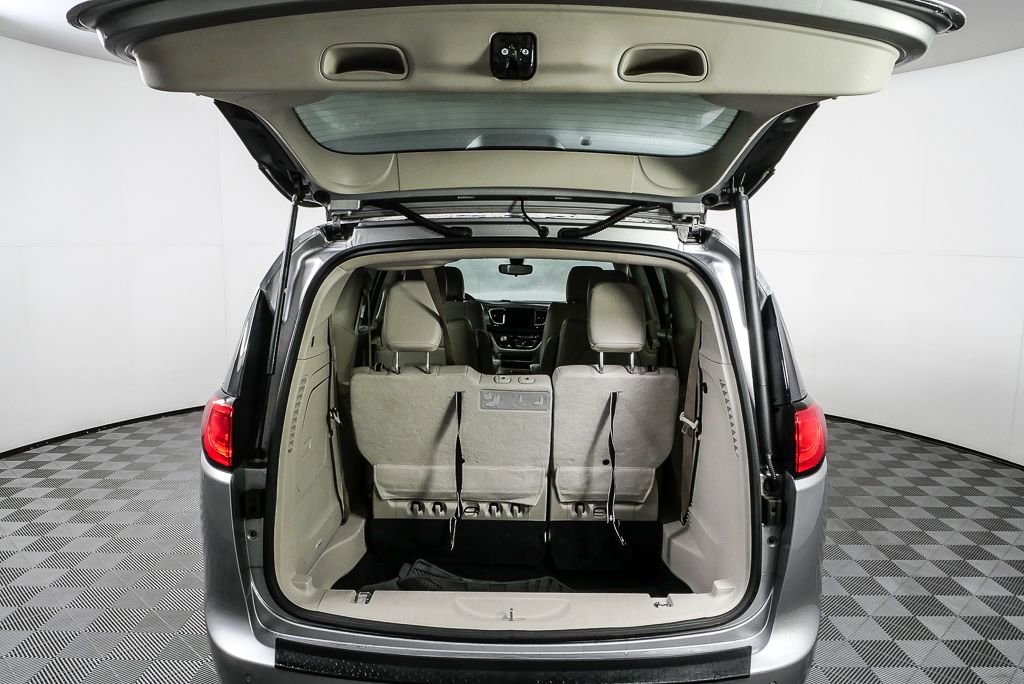 Used 2018 Chrysler Pacifica Touring-L image 28
