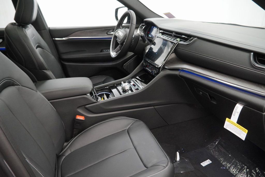 New 2025 Jeep Grand Cherokee L Overland w/ Trailer Tow Package image 36