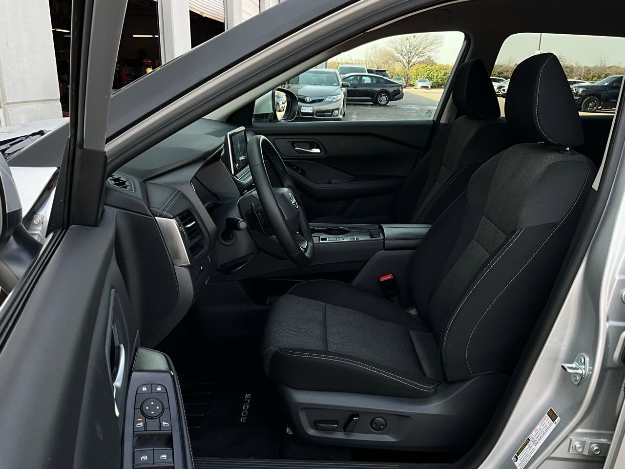 Used 2025 Nissan Rogue SV image 10